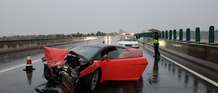 9.24雨中救援车辆1
