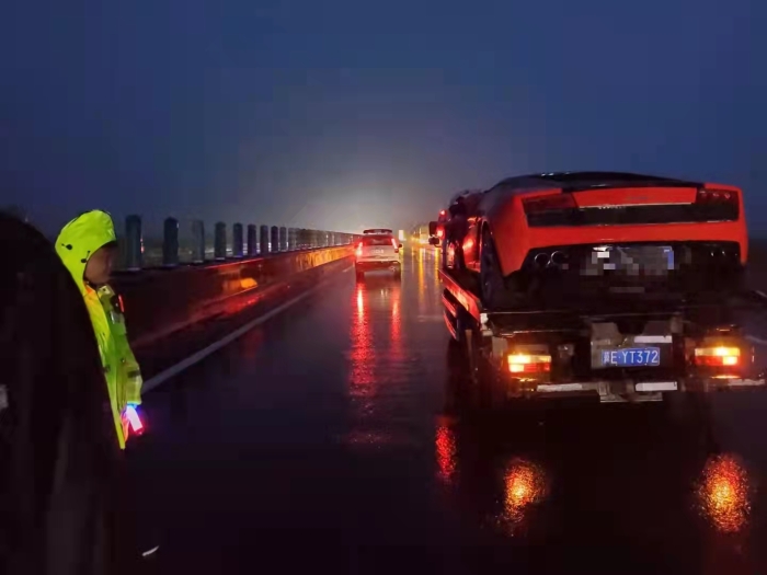 9.24雨中救援车辆4