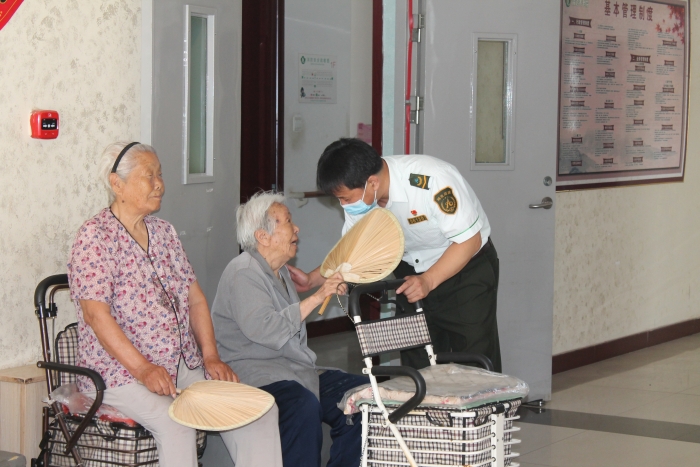 为庆祝中国共产党成立100周年，6月30日上午，石安分公司西兆通站党支部到凌透养老院看望慰问老人，为老人们送去温暖和关怀。摄影：杜建