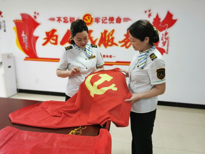 6月30日，石安高速河沙镇站党员绣红旗 颂党恩 跟党走，营造浓厚迎七一氛围，迎接建党一百周年，摄影：杨利芳(图中人物左为办公室主任封慧敏，右为副站长姜艳红)