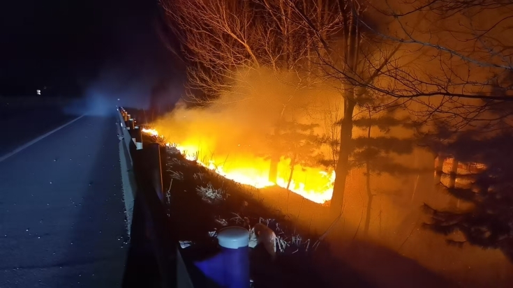 C:\Users\Administrator\Desktop\京哈北线分公司指挥调度中心：高速边坡大火危机 携手消防抢险保畅\1