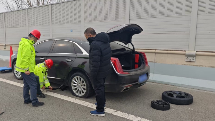 C:\Users\Administrator\Desktop\京哈北线分公司指挥调度中心：清明假期守坦途 助力换胎保畅通\11